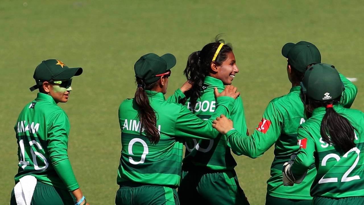 The Pakistan players celebrate a wicket, South Africa v Pakistan, Women's T20 World Cup, Group B, Sydney, March 1, 2020