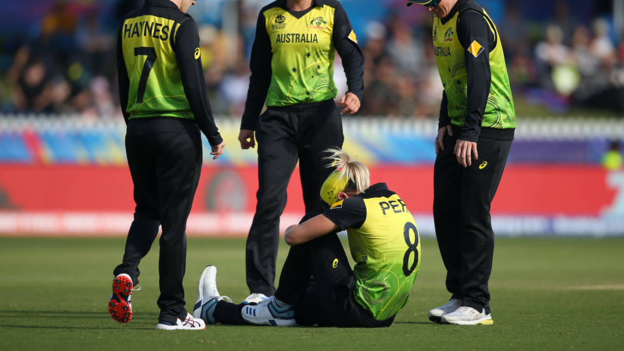 Ellyse Perry suffered a hamstring injury in the field, Australia v New Zealand, Group A, ICC Women's World T20, Melbourne, March 2, 2020