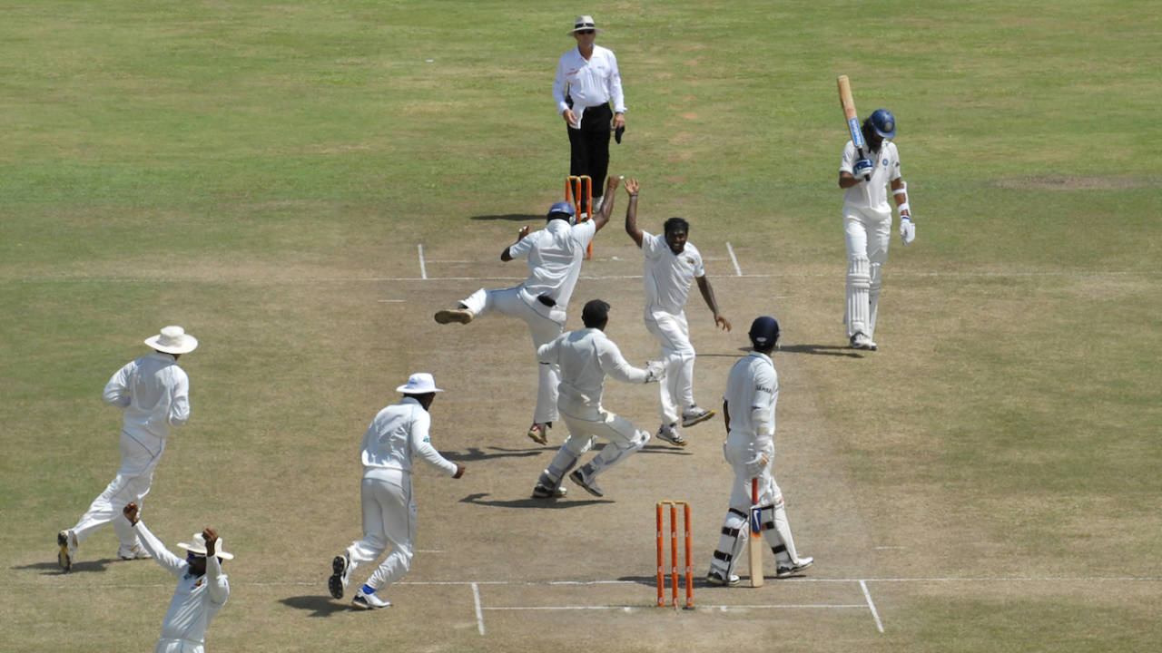 Muttiah Muralitharan gets his 800th wicket, that of Pragyan Ojha, Sri Lanka v India, 1st Test, Galle, 5th day, July 22, 2010