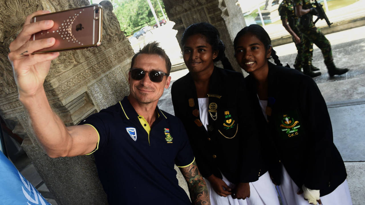 Dale Steyn takes a selfie with two school girls during a ceremony to mark Nelson Mandela's 100th birth anniversary, Colombo, July 18, 2018