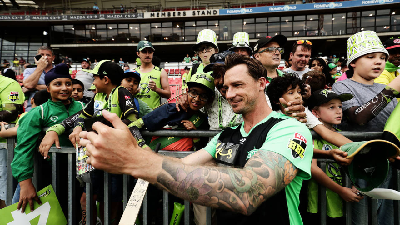 Dale Steyn takes a photo with young fans&nbsp;&nbsp;&bull;&nbsp;&nbsp;Getty Images