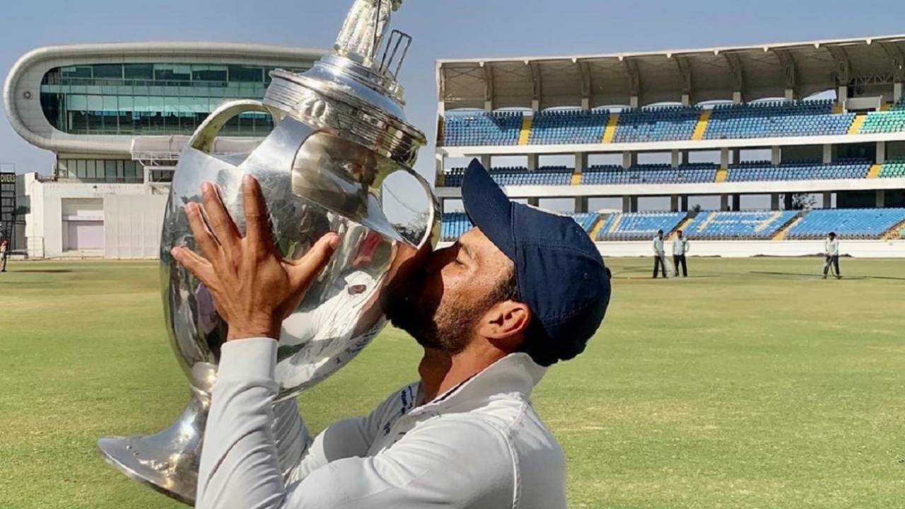That winning feeling: Sheldon Jackson kisses the trophy after Saurashtra's maiden Ranji win this season&nbsp;&nbsp;&bull;&nbsp;&nbsp;Shashank Kishore/ESPNcricinfo Ltd