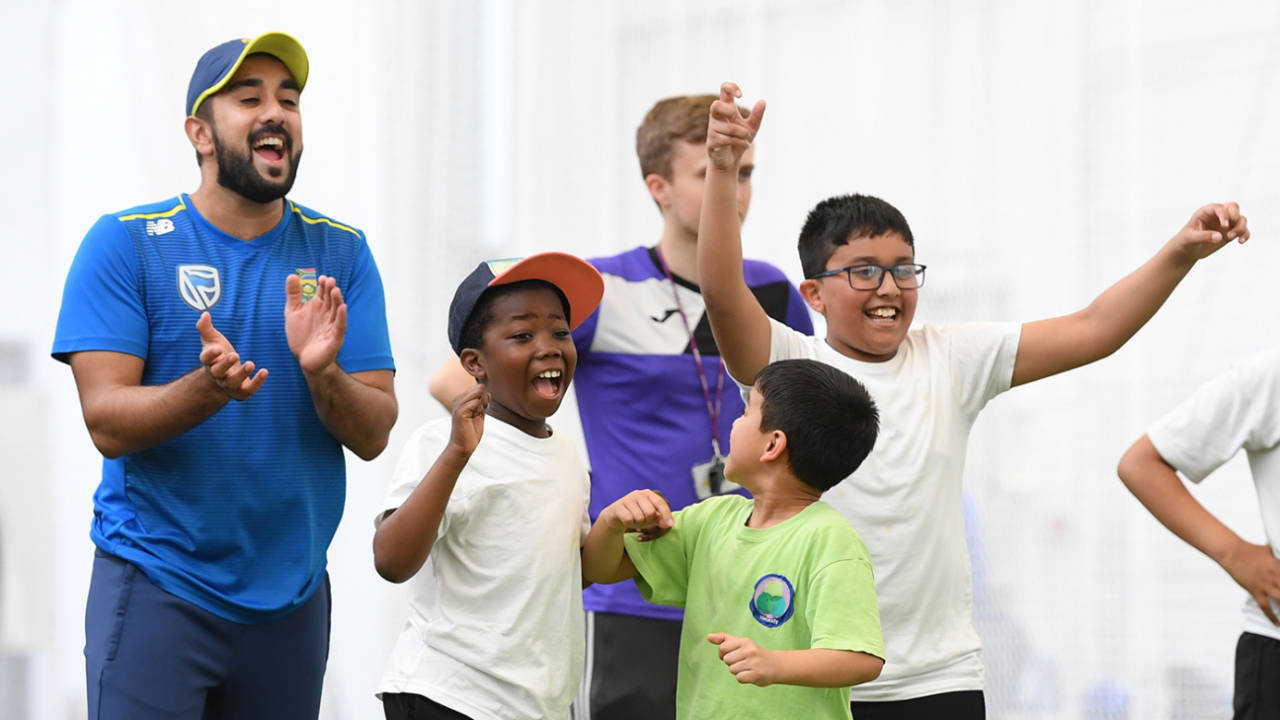 Before social distancing: Tabraiz Shamsi coaches kids in Birmingham at an event during the World Cup last year&nbsp;&nbsp;&bull;&nbsp;&nbsp;Stu Forster/Getty Images