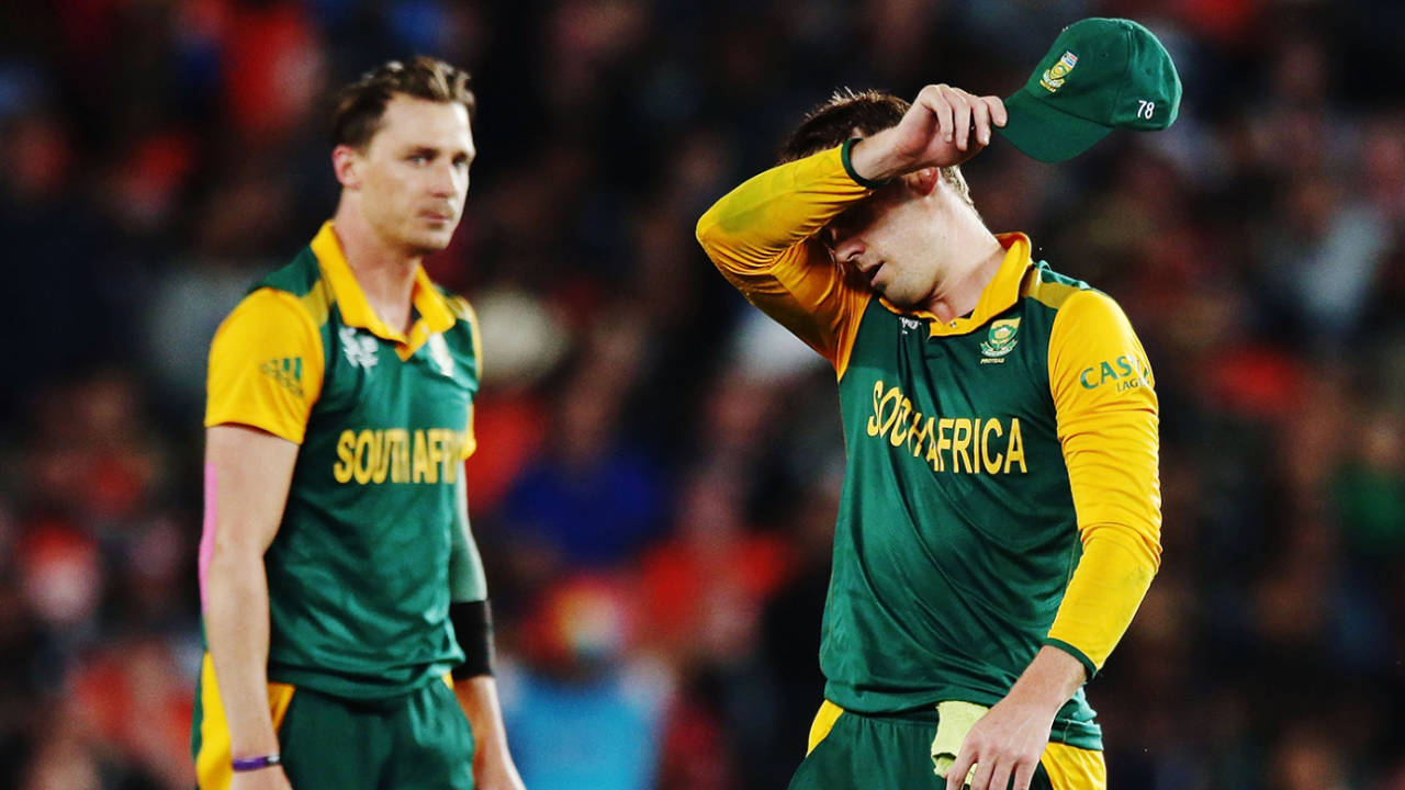 Dale Steyn looks at an emotional AB de Villiers, New Zealand v South Africa, World Cup 2015, 1st Semi-Final, Auckland, March 24, 2015