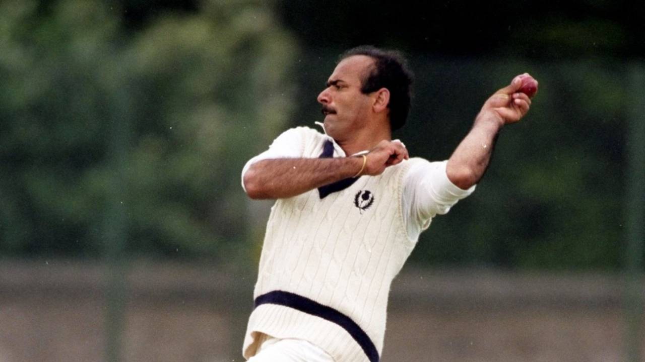 Asim Butt bowls, Nat West Trophy, ODI, Scotland v Derbyshire, the Grange, Edinburgh, Scotland, July 8, 1998