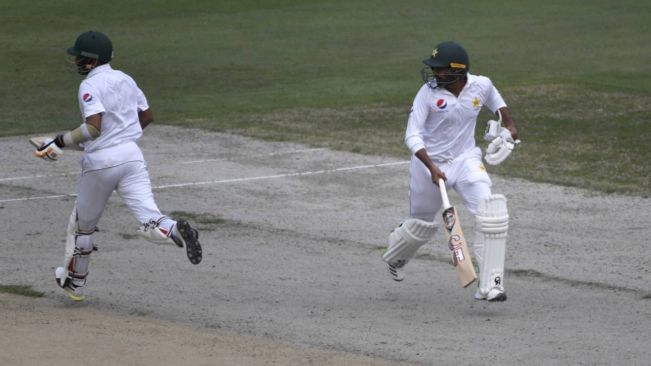 Babar Azam and Haris Sohail take a run, Pakistan v New Zealand, 2nd Test, Dubai, 2nd day, November 25, 2018