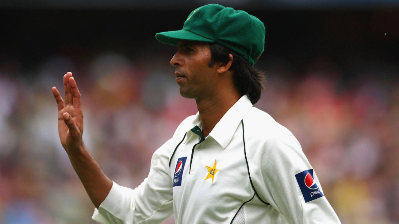 Mohammad Asif acknowledges the crowd, day one, Second Test, Australia v Pakistan, Sydney Cricket Ground, Sydney, Australia, January 3, 2010