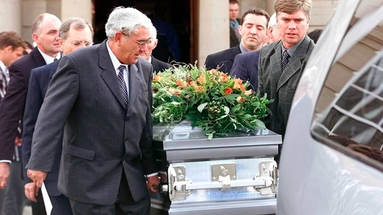 Ewie Cronje at his son Hansie's funeral in 2002, June 5, 2002