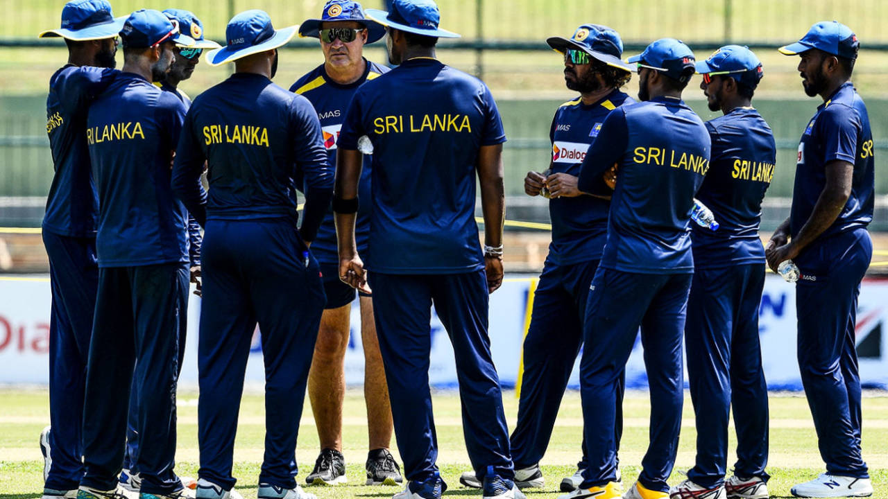Mickey Arthur talks to Sri Lanka's players, Kandy, March 3, 2020