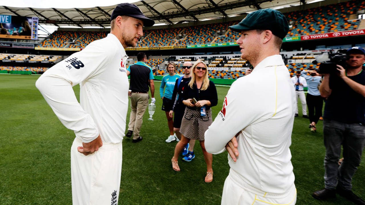 Steven Smith and Joe Root have a chat, Brisbane, November 22, 2017
