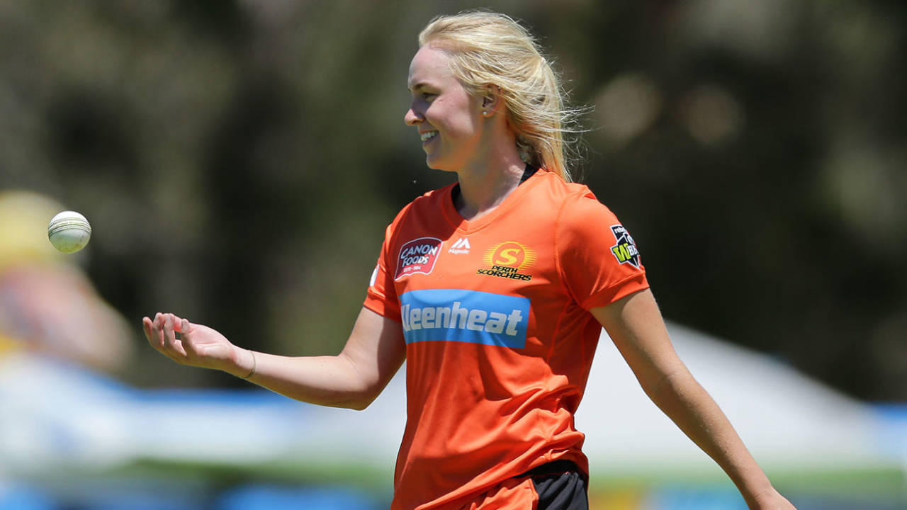 Kim Garth in action for the Perth Scorchers, Sydney Sixers v Perth Scorchers, WBBL, Lilac Hill, November 23, 2019