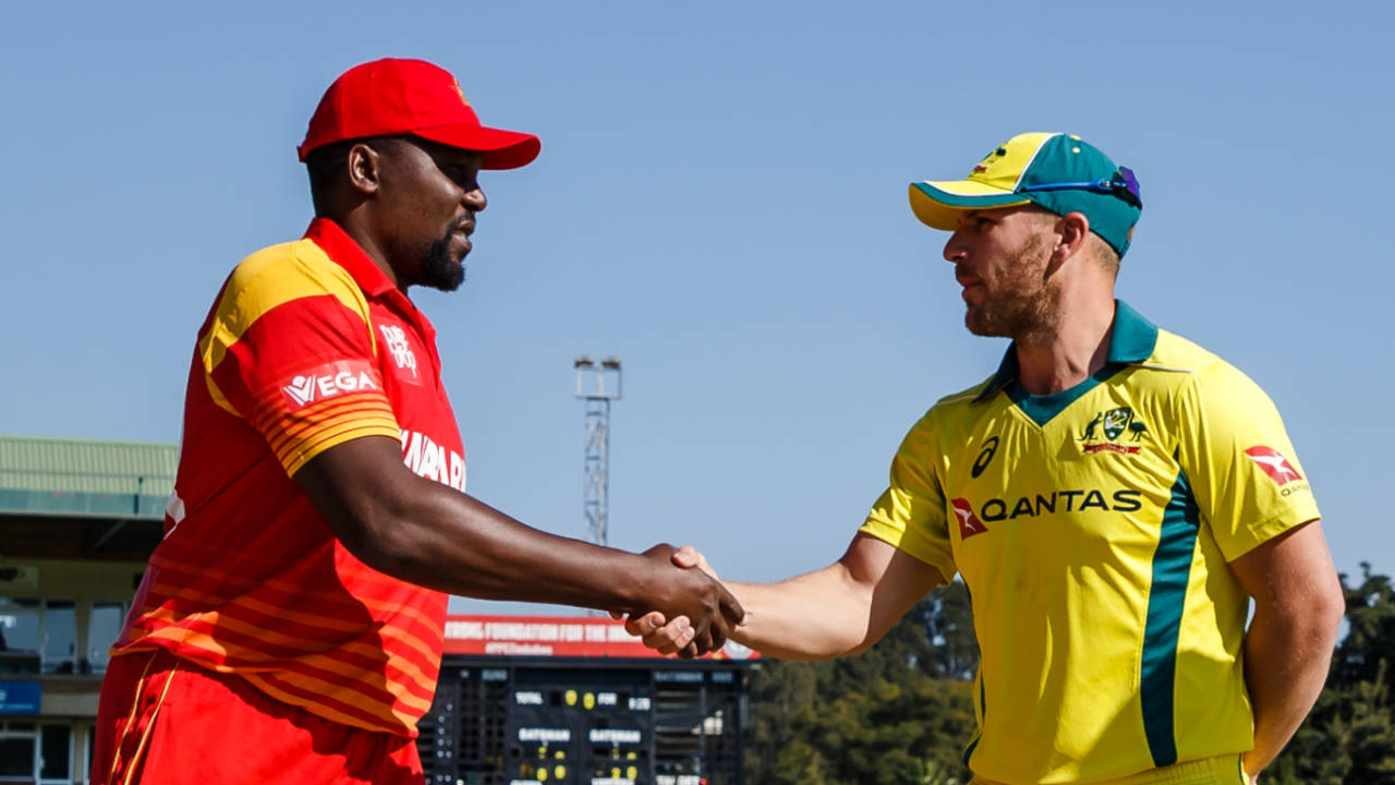 Hamilton Masakadza and Aaron Finch shake hands after Zimbabwe chose to bowl&nbsp;&nbsp;&bull;&nbsp;&nbsp;Getty Images