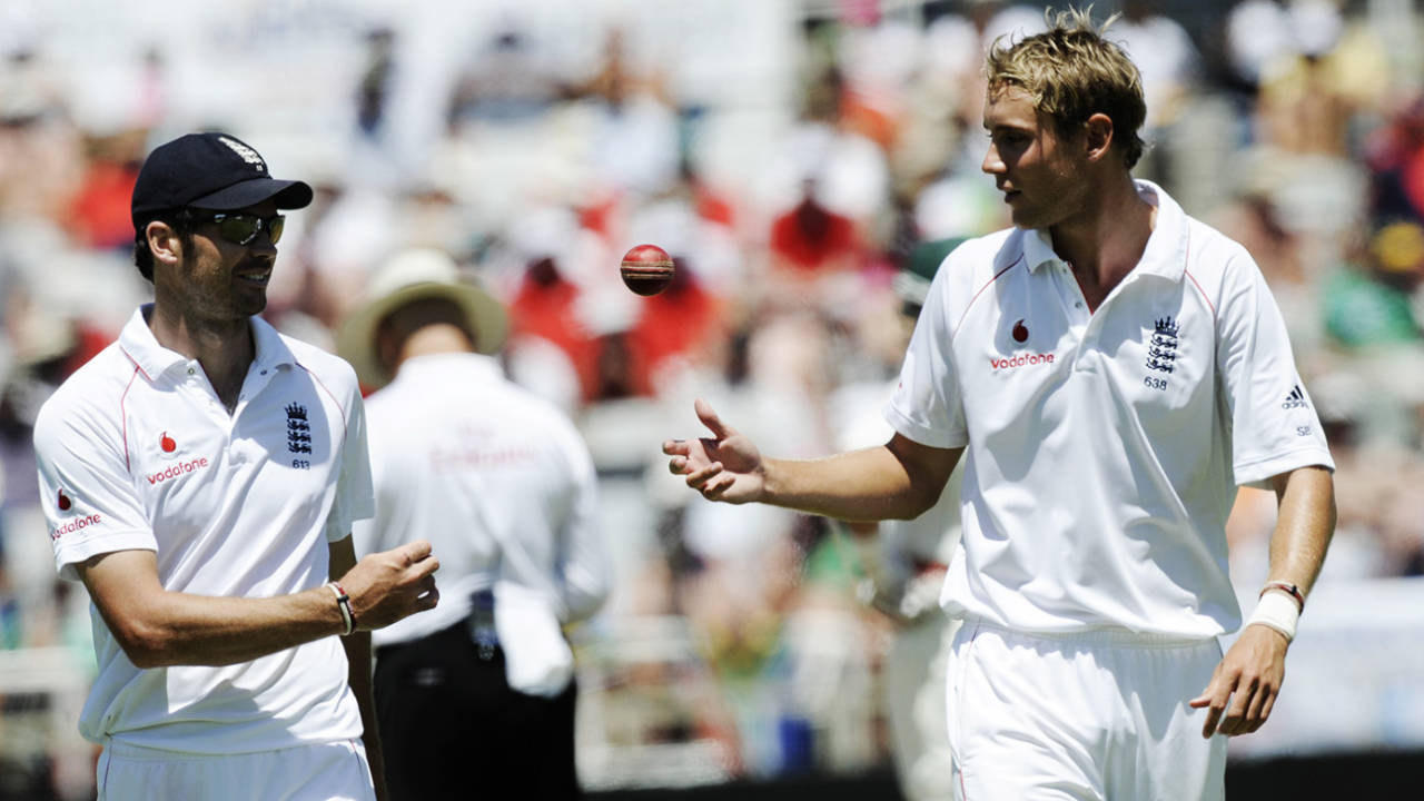 James Anderson lobs the ball towards Stuart Broad, South Africa v England, 3rd Test, Cape Town, January 6, 2010 
