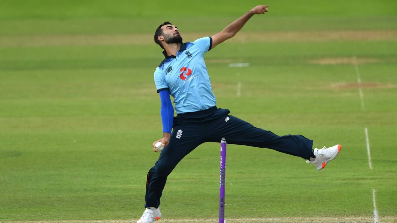 Saqib Mahmood prepares to uncoil, England v Ireland, 2nd ODI, Southampton, August 1, 2020
