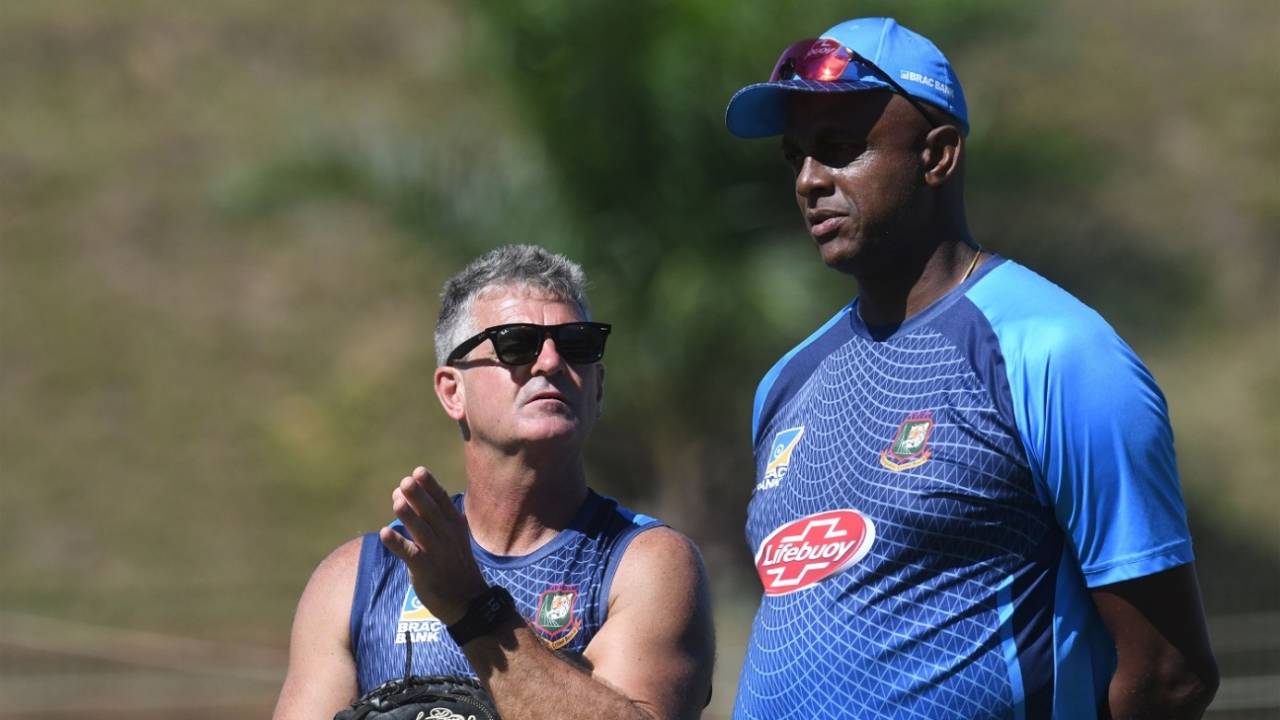 Courtney Walsh talks to Steve Rhodes during their time together with the Bangladesh team&nbsp;&nbsp;&bull;&nbsp;&nbsp;Getty Images