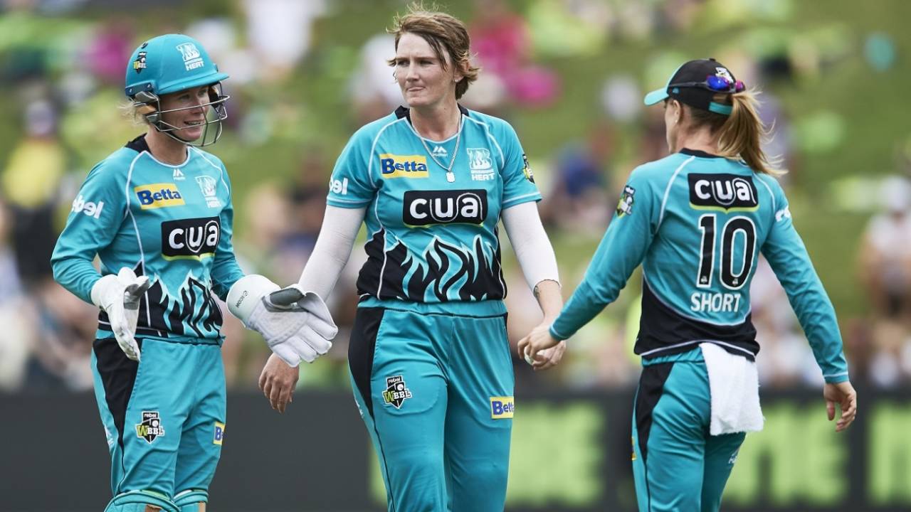 Sammy-Jo Johnson, Beth Mooney and Kirby Short discuss  in the middle, Sydney Thunder v Brisbane Heat, 1st semi-final, WBBL 2018-19, Sydney, January 19, 2019