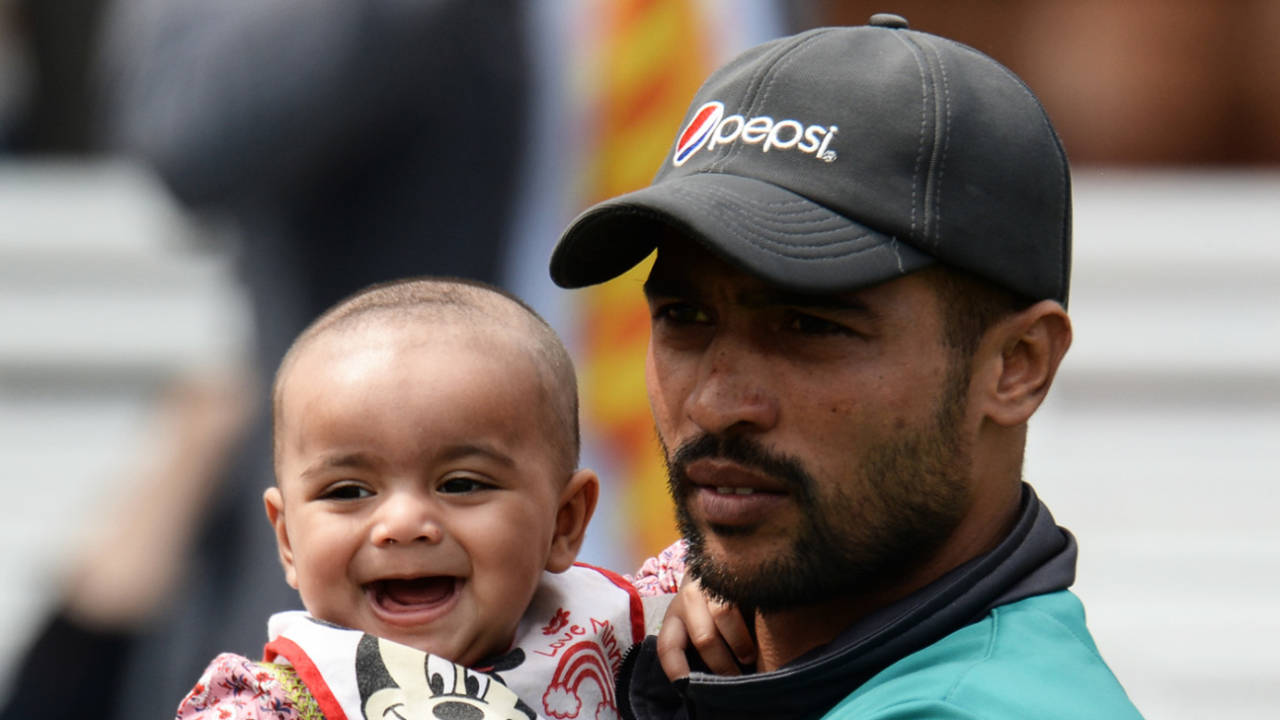 Mohammad Amir holds his daughter, England v Pakistan, 1st Test, Lord's 4th day, May 27, 2018