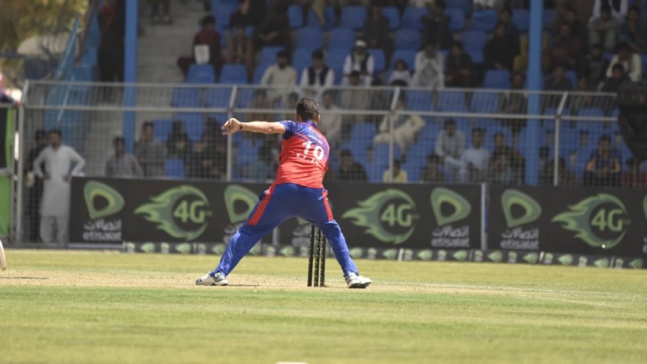 Dawlat Zadran catches Noor Ali Zadran short in his delivery stride, Kabul Eagles v Mis Ainak Knights, Shpageeza league, Kabul, September 8, 2020