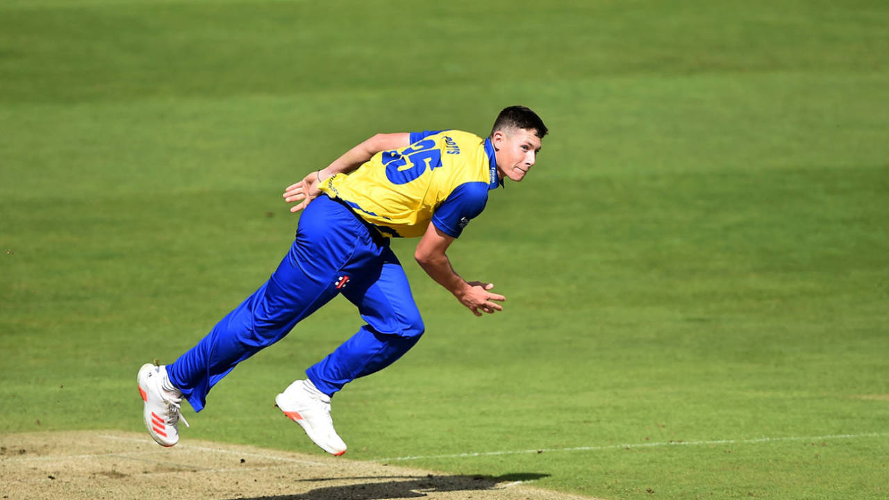 Matty Potts in his delivery stride, Durham v Leicestershire, Vitality Blast
