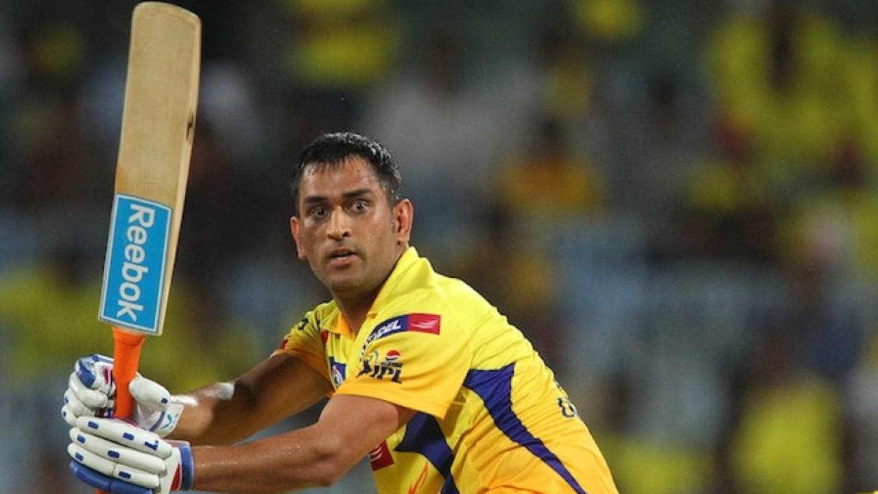 MS Dhoni hits a four in the final over, Chennai Super Kings v Sunrisers Hyderabad, IPL, Chennai, April 25, 2013