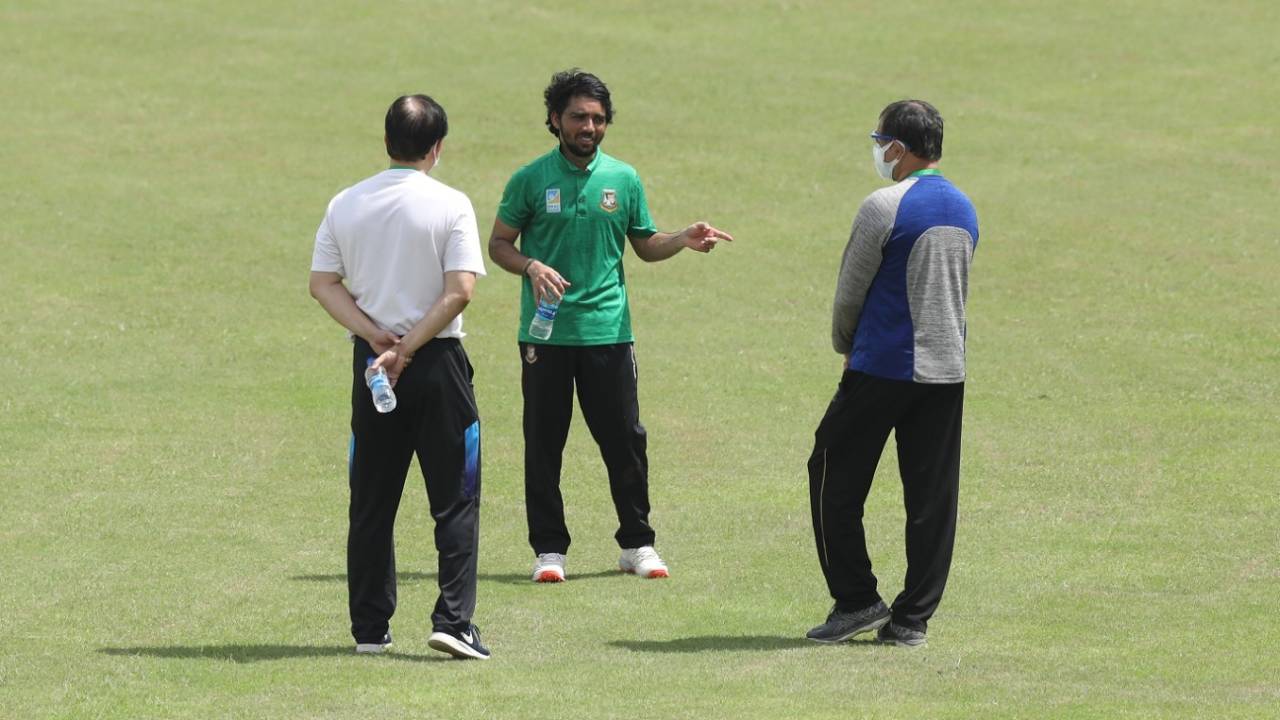 Mominul Haque chats with selectors Minhajul Abedin Nannu (L) and Habibul Bashar&nbsp;&nbsp;&bull;&nbsp;&nbsp;LightRocket via Getty Images