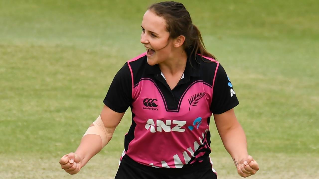 Amelia Kerr celebrates a wicket, Australia v New Zealand, 3rd women's T20I, Allan Border Field, September 30, 2020