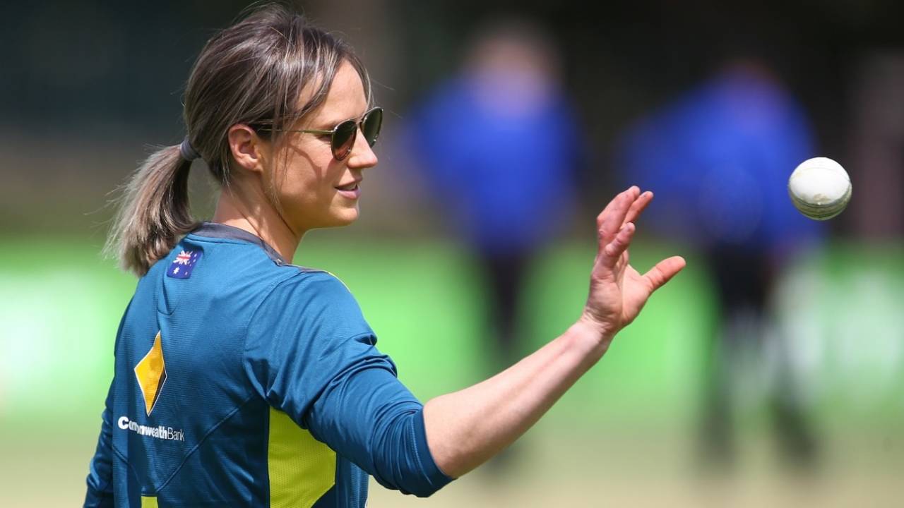 Ellyse Perry helps her team-mates with warm-ups, Australia v New Zealand, 3rd women's T20I, Allan Border Field, September 30, 2020