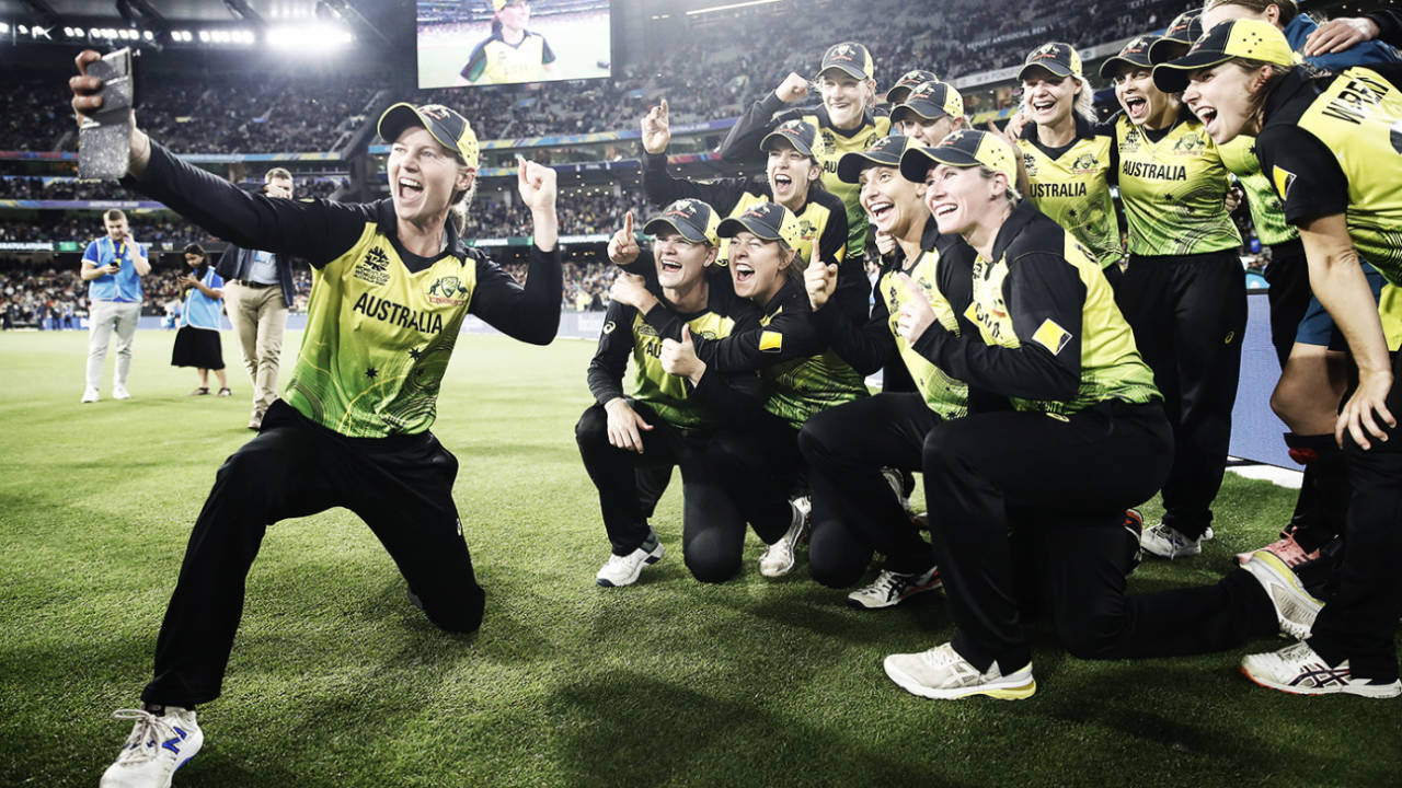 Meg Lanning takes a selfie with the squad, Australia v India, final, Women's T20 World Cup, Melbourne, March 8, 2020
