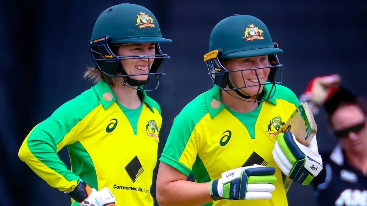 Rachael Haynes and Alyssa Healy share a laugh, Australia v New Zealand, 3rd women's ODI, Allan Border Field, October 7, 2020