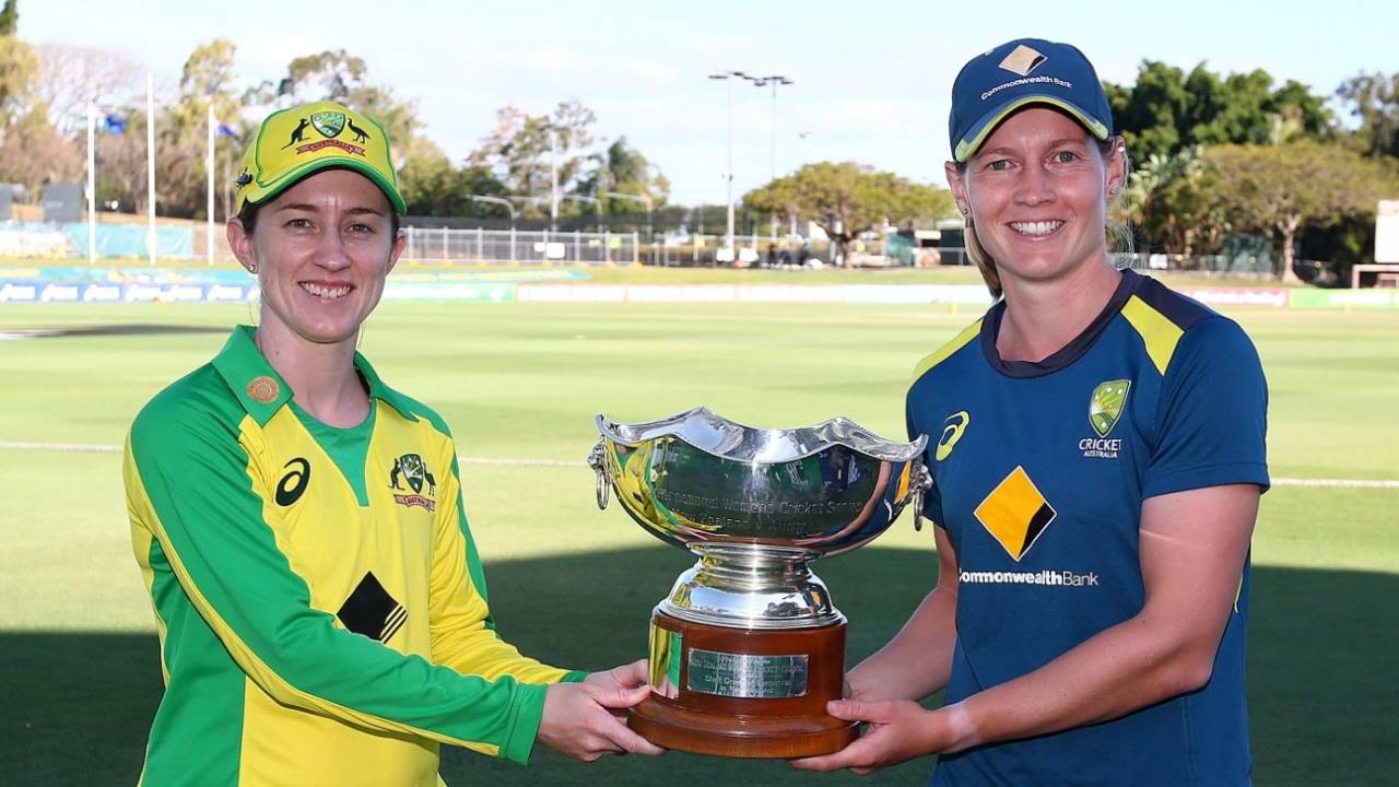 Captains' shot: Rachael Haynes and Meg Lanning pose with the Rose Bowl series trophy, Australia women vs New Zealand women, 3rd women's ODI, Brisbane, October 7, 2020