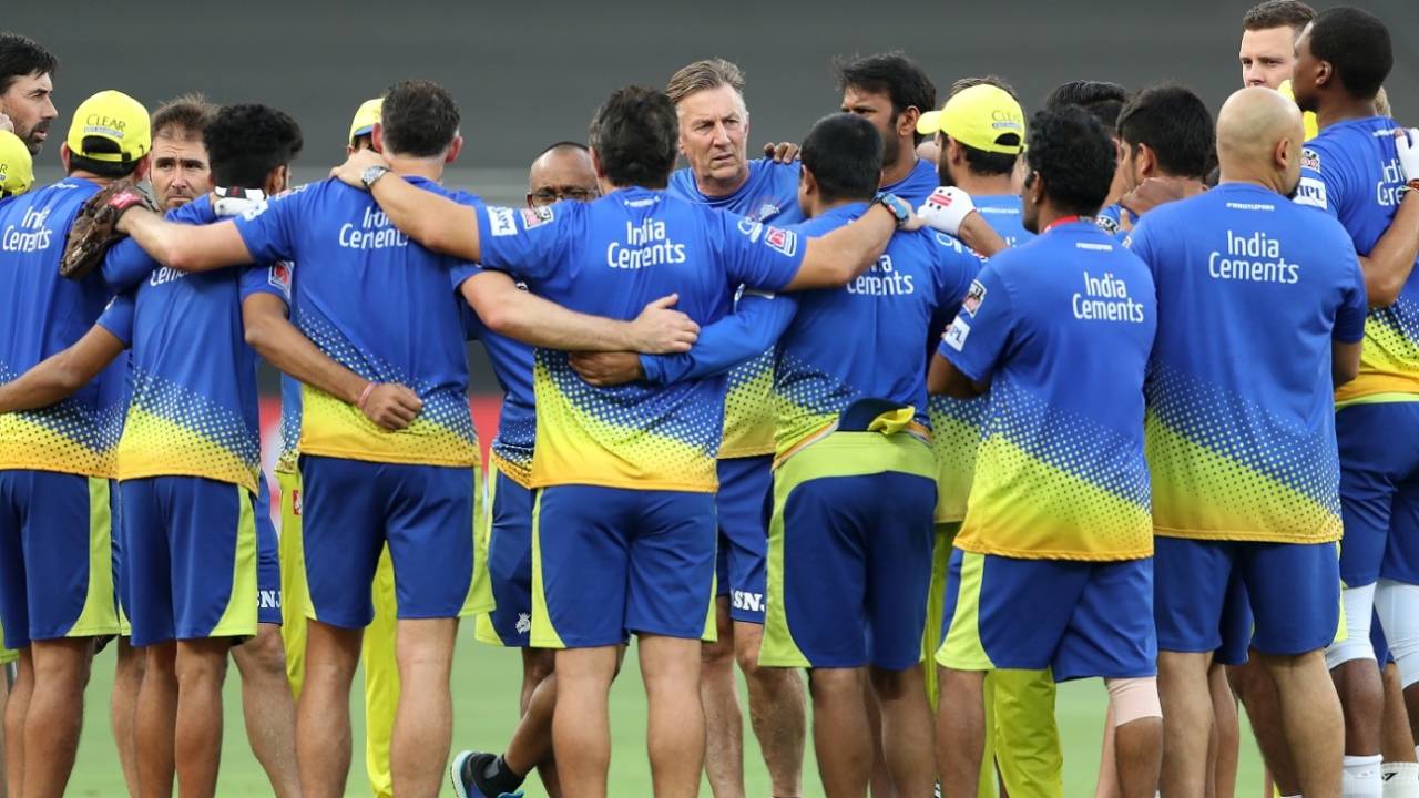 Head coach Stephen Fleming leads a pre-match chat with the team, Sunrisers Hyderabad vs Chennai Super Kings, IPL 2020, Dubai, October 13, 2020