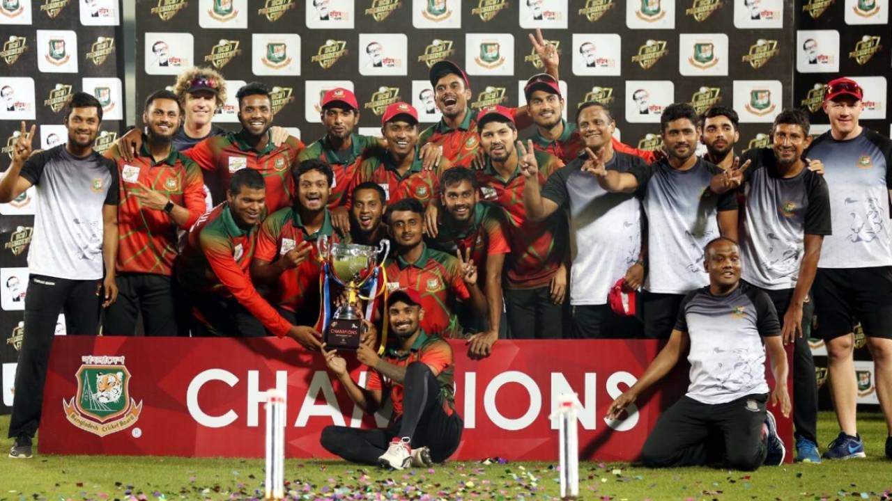 The Mahmudullah XI with the BCB President's Cup&nbsp;&nbsp;&bull;&nbsp;&nbsp;Raton Gomes/BCB