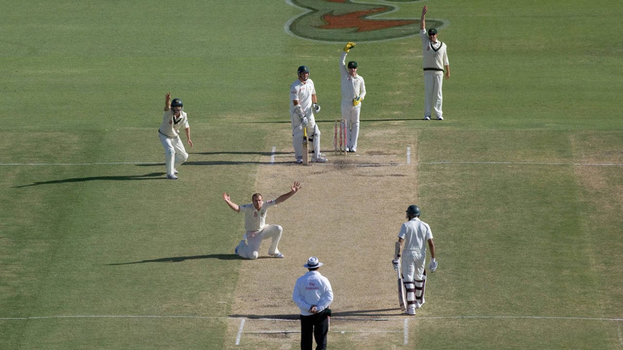 Jason Krejza appeals for the wicket of Graeme Smith, Australia v South Africa, 1st Test, day four, Perth, December 20, 2008