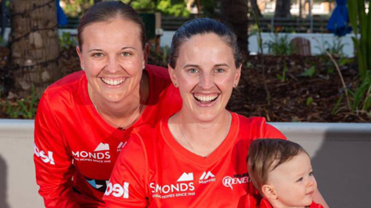 Amy Satterthwaite and Lea Tahuhu in their Melbourne Renegades kit with their daughter Grace Marie