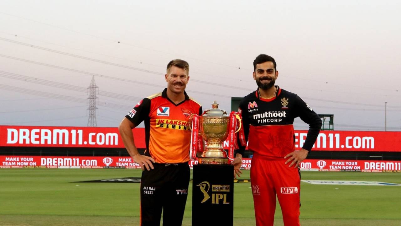 David Warner and Virat Kohli pose with the IPL Trophy, Sunrisers Hyderabad vs Royal Challengers Bangalore, IPL 2020, Eliminator, Abu Dhabi, November 6, 2020