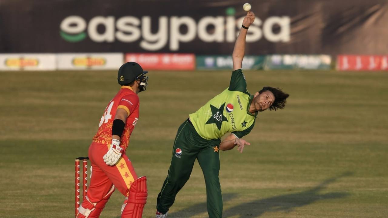 Pakistan legspinner Usman Qadir in his delivery stride, Pakistan vs Zimbabwe, 1st T20I, Rawalpindi, November 7, 2020