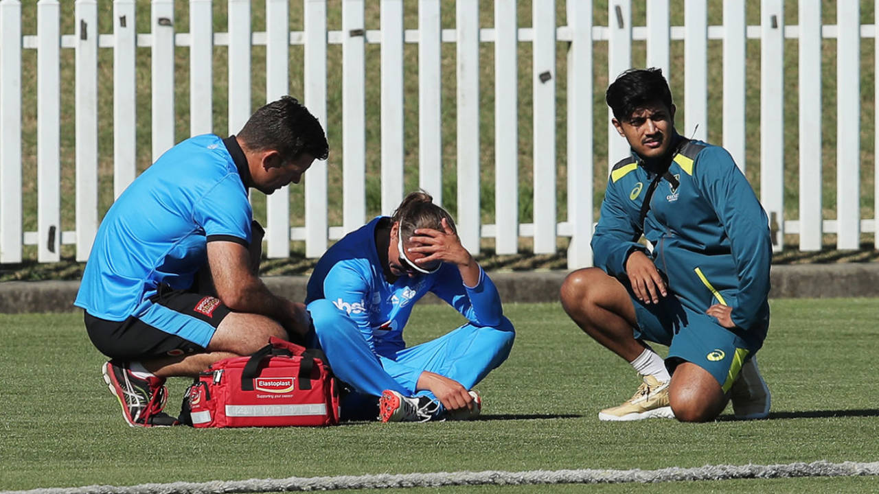 Suzie Bates sits on the boundary edge after hurting her shoulder&nbsp;&nbsp;&bull;&nbsp;&nbsp;Getty Images