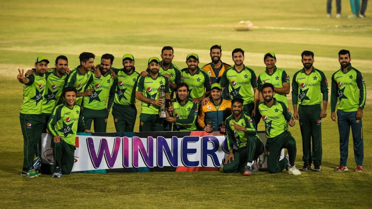 The Pakistan players pose with the trophy, Pakistan vs Zimbabwe, 3rd T20I, Rawalpindi, November 10, 2020