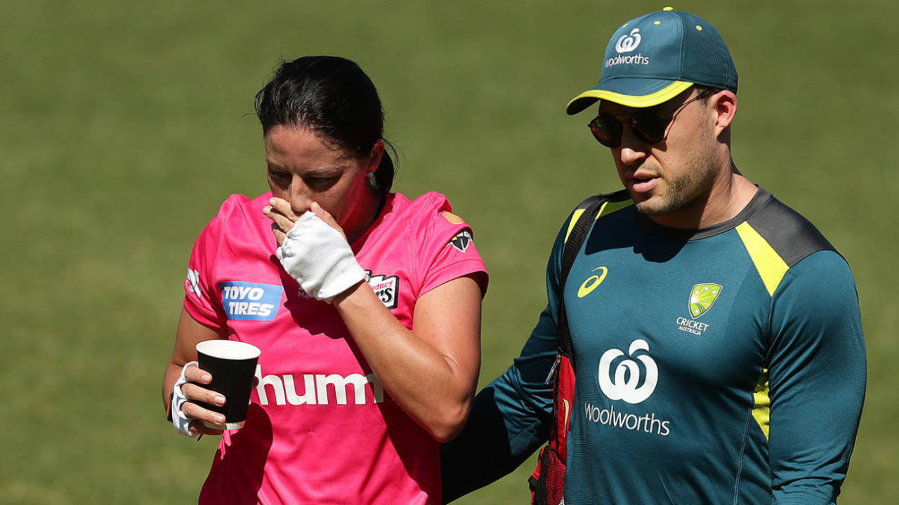 Marizanne Kapp was forced to retire hurt due to an elevated heart rate, Sydney Sixers v Perth Scorchers, WBBL, Blacktown, November 11, 2020