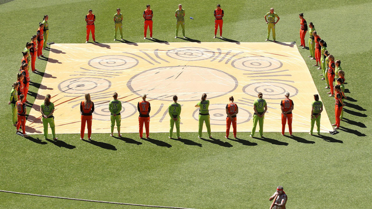Perth Scorchers and Sydney Thunder form a Barefoot Circle during the WBBL, Sydney Thunder v Perth Scorchers, WBBL, Sydney Showgrounds, November 15, 2020