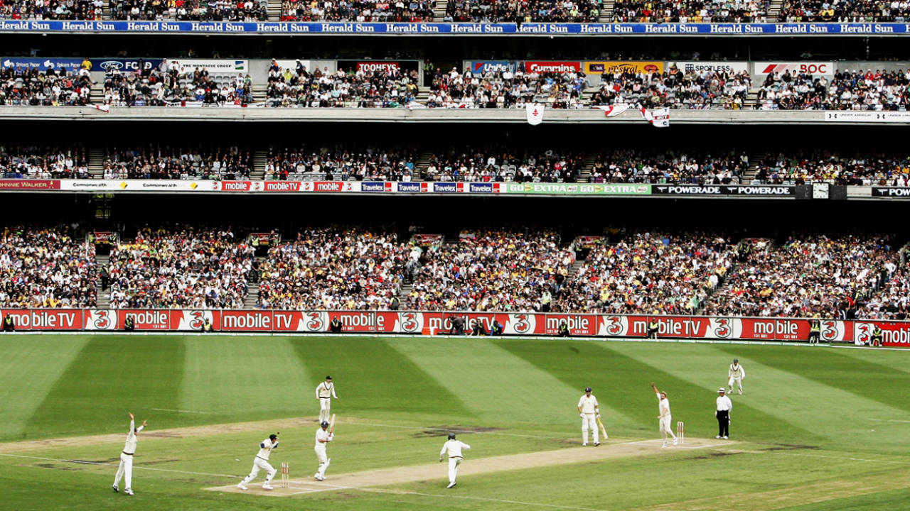 Shane Warne gets Andrew Strauss as his 700th Test victim, Australia v England, 4th Test, Melbourne, December 26, 2006