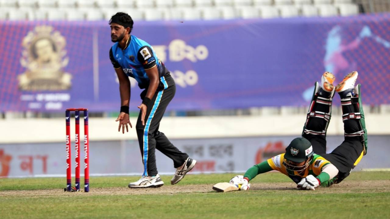 Muktar Ali reacts as Nurul Hasan escapes getting run out, Dhaka T20 vs Rajshahi T20, Bangabandhu T20 Cup, Dhaka, November 24, 2020