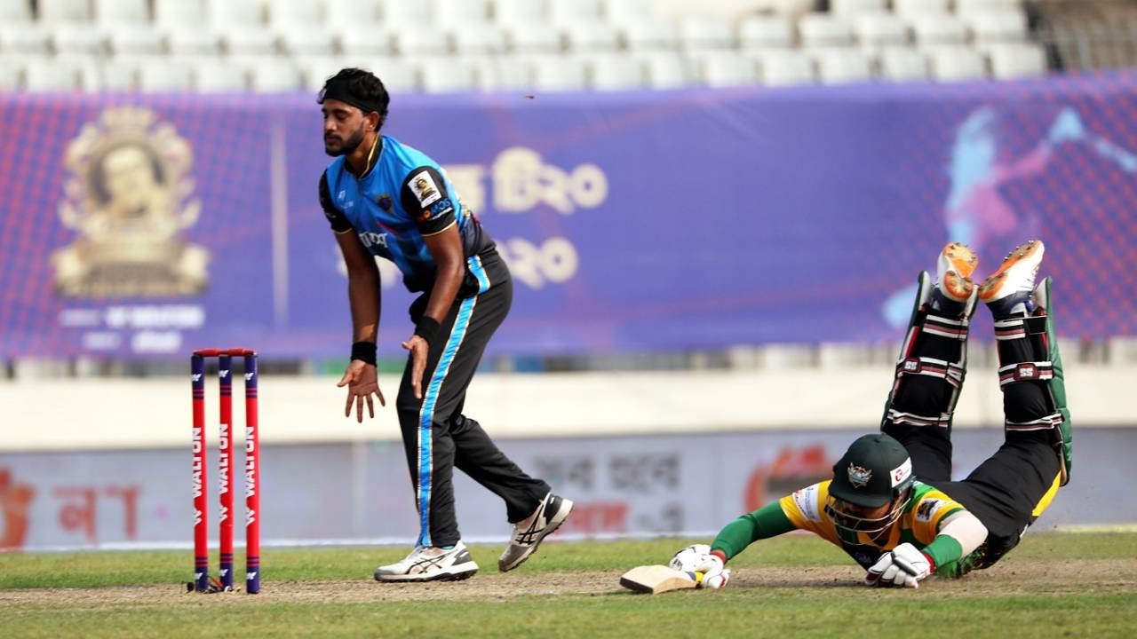 Muktar Ali reacts as Nurul Hasan escapes getting run out, Dhaka T20 vs Rajshahi T20, Bangabandhu T20 Cup, Dhaka, November 24, 2020