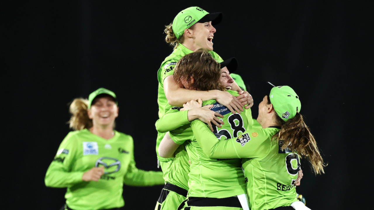 Sydney Thunder celebrate clinching victory to reach the WBBL final&nbsp;&nbsp;&bull;&nbsp;&nbsp;Getty Images