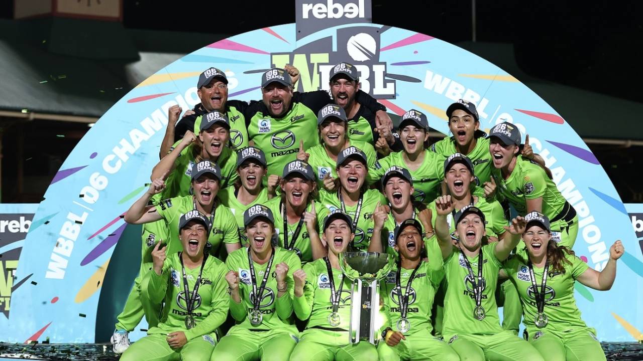 The Sydney Thunder players and support staff pose with the trophy, Melbourne Stars vs Sydney Thunder, WBBL 2020 final, Sydney, November 28, 2020