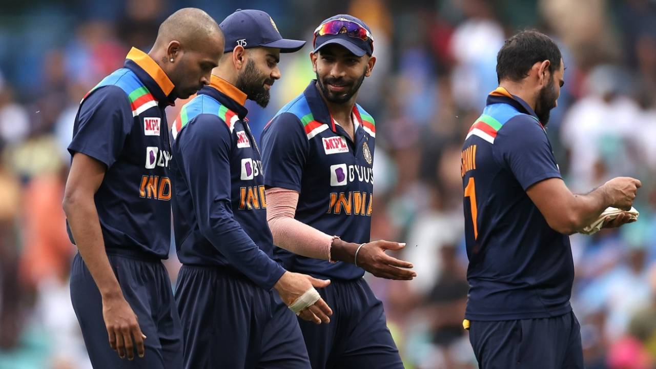 Virat Kohli with his pace bowling group - Mohammed Shami, Jasprit Bumrah and Hardik Pandya, Sydney, Australia vs India, 2nd ODI, November 29, 2020