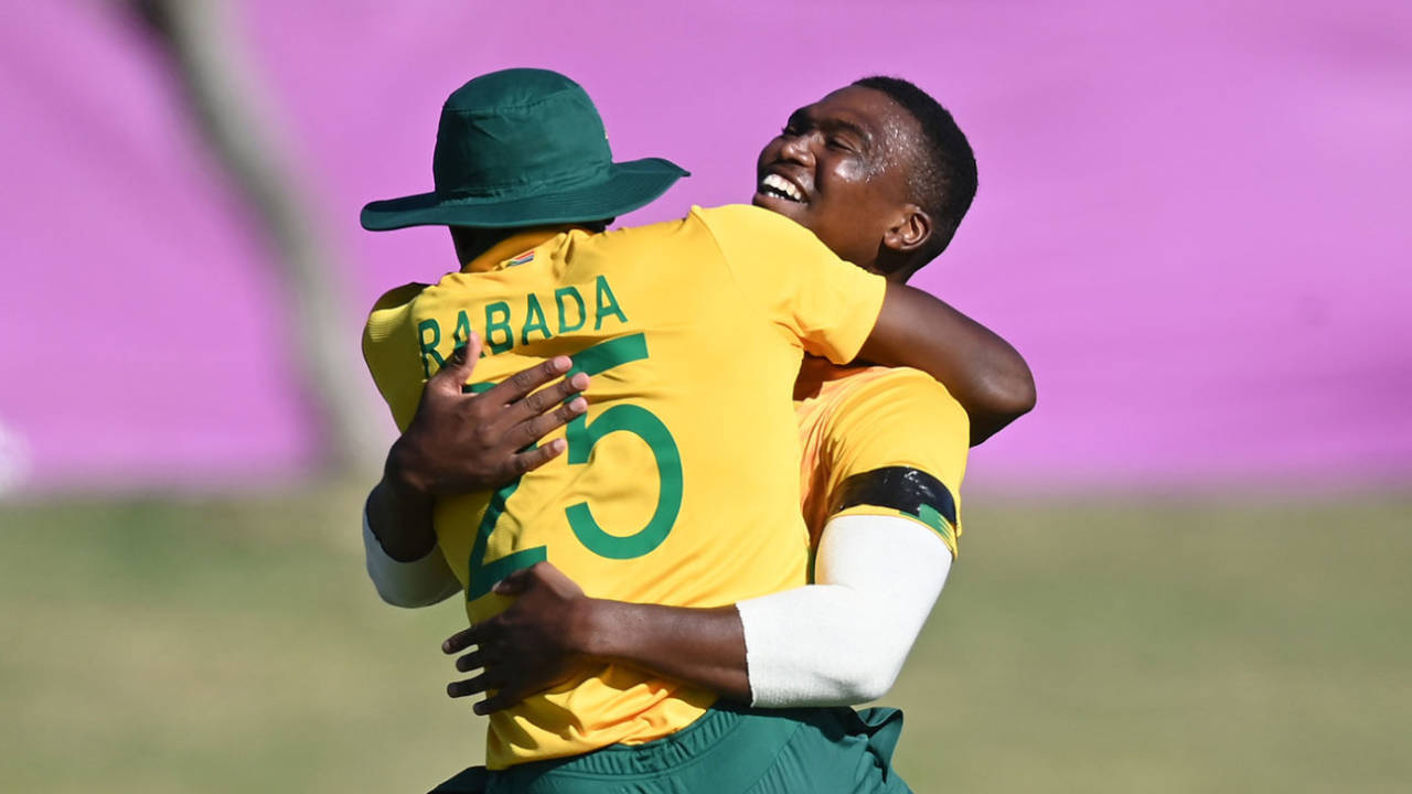 Kagiso Rabada and Lungi Ngidi celebrate a breakthrough for South Africa, South Africa vs England, 2nd T20I, Paarl, November 29, 2020