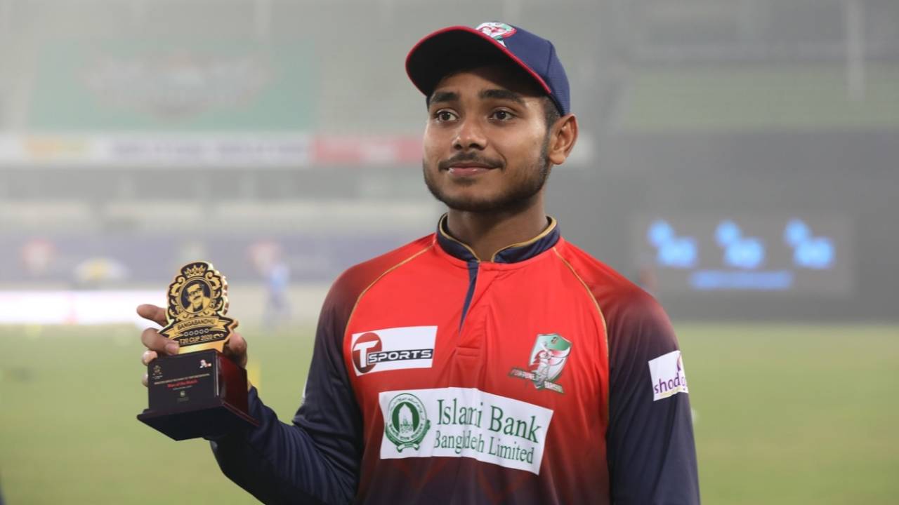 Parvez Hossain Emon poses with his Player of the Match award, Fortune Barishal vs Minister Rajshahi, Bangabandhu T20 Cup, Dhaka, December 8, 2020