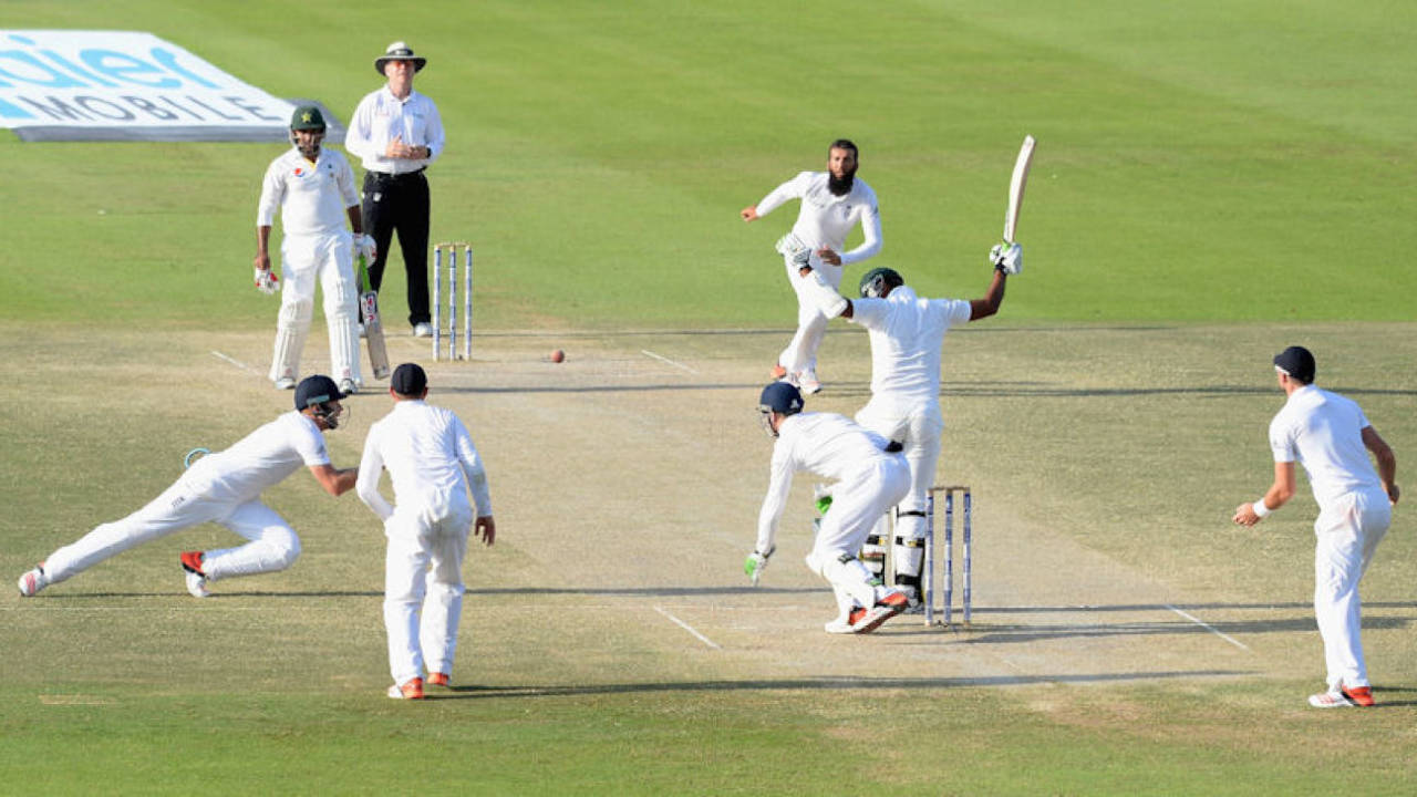 In Abu Dhabi in 2015, England and Pakistan scored over 500 runs in their first innings, but collapsed in the second&nbsp;&nbsp;&bull;&nbsp;&nbsp;Getty Images