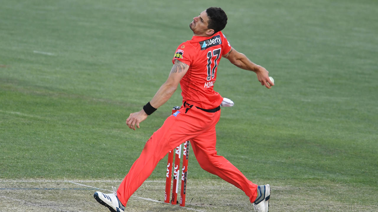 Benny Howell in his bowling action, Sydney Sixers vs Melbourne Renegades, BBL, Hobart, December 13, 2020